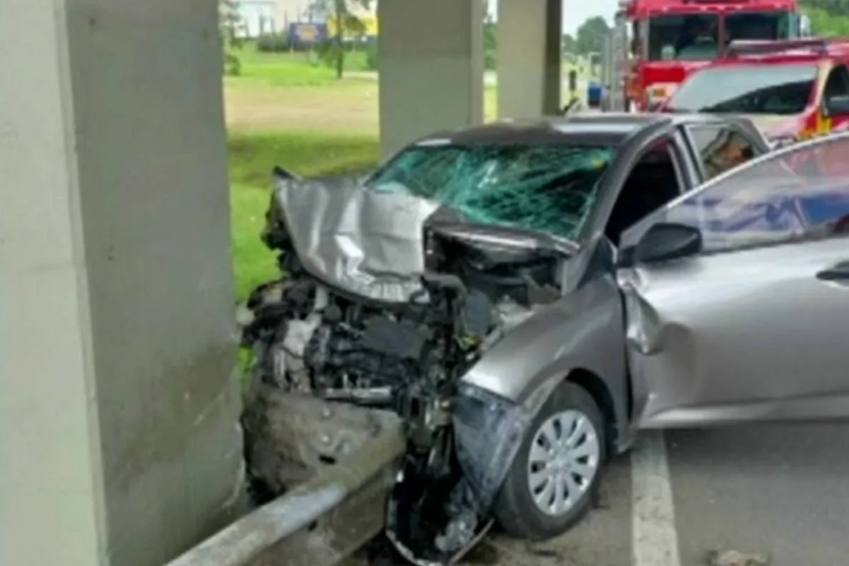 Imagem mostra um carro batido em um pilar na BR-277