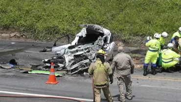 Colisão grave destrói carro oficial em rodovia que contorna Curitiba