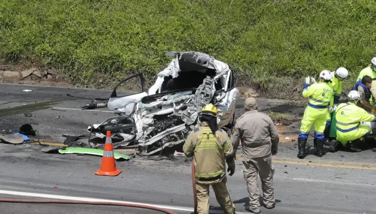 Colisão grave destrói carro oficial em rodovia que contorna Curitiba