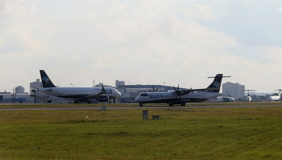 dois aviões em aeroporto de Curitiba