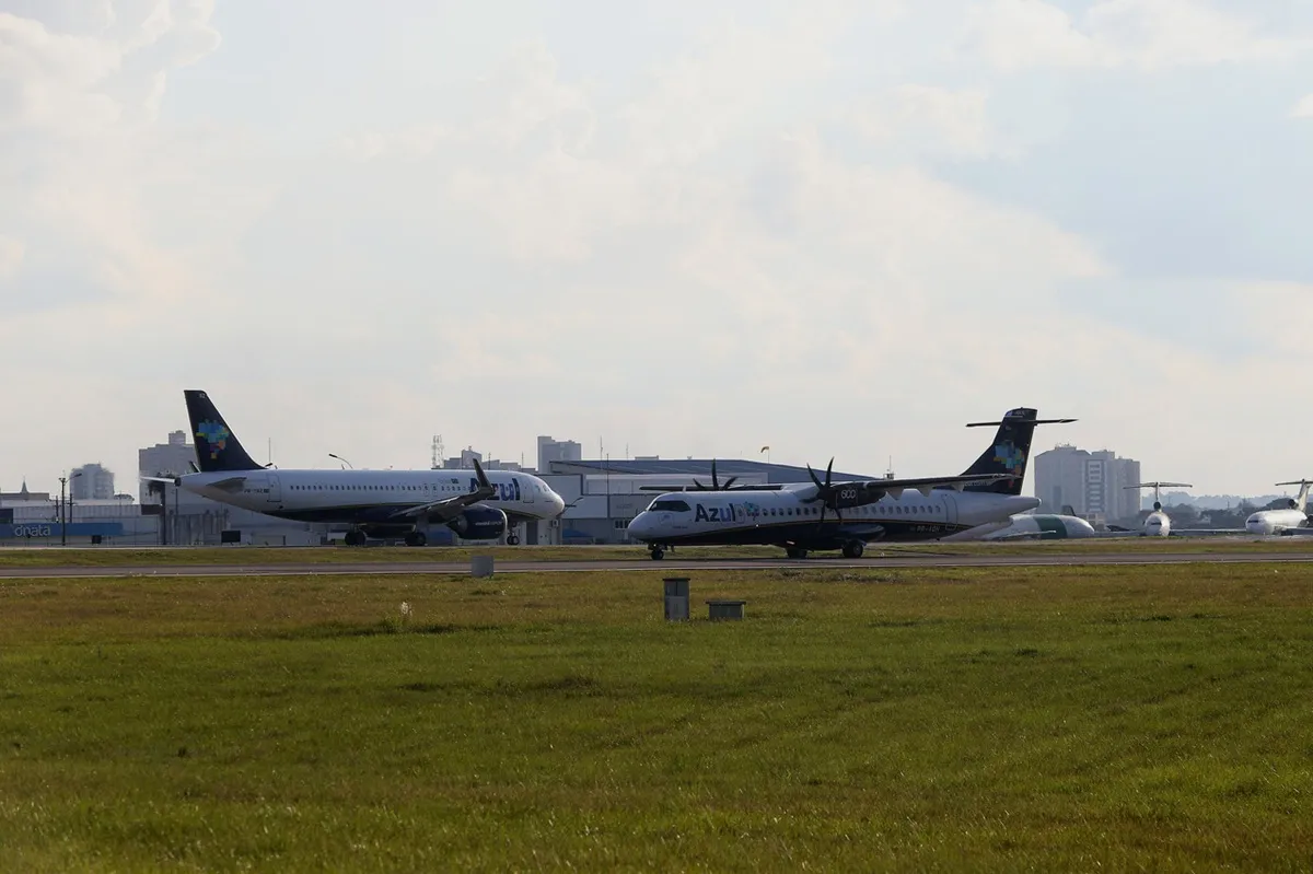 dois aviões em aeroporto de Curitiba