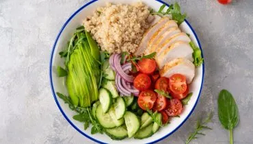 7 saladas ricas em proteínas para começar a semana