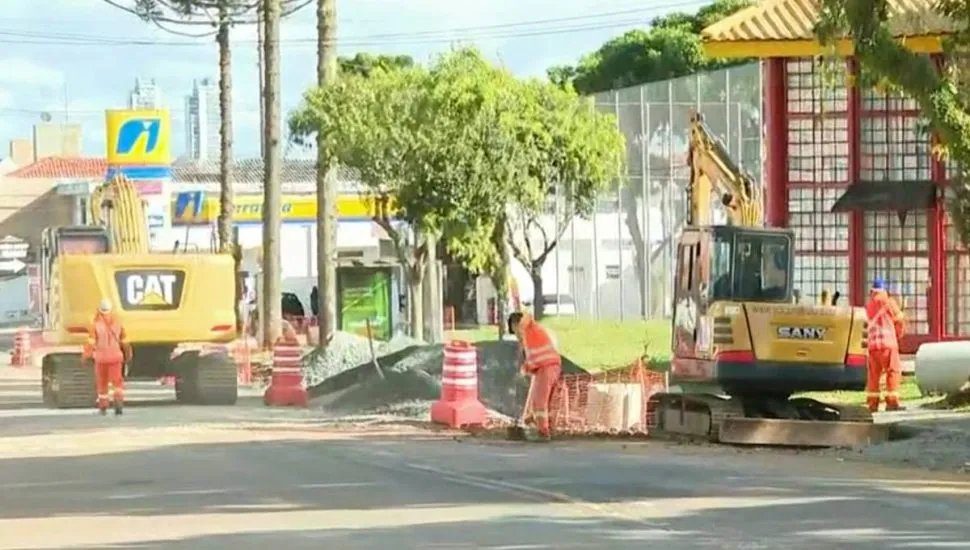 Imagem mostra uma rua de Curitiba em obras.