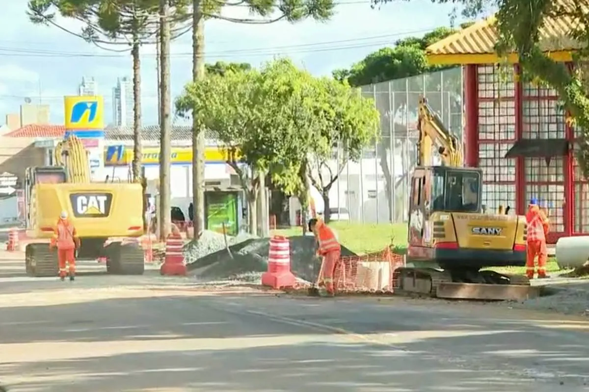 Imagem mostra uma rua de Curitiba em obras.