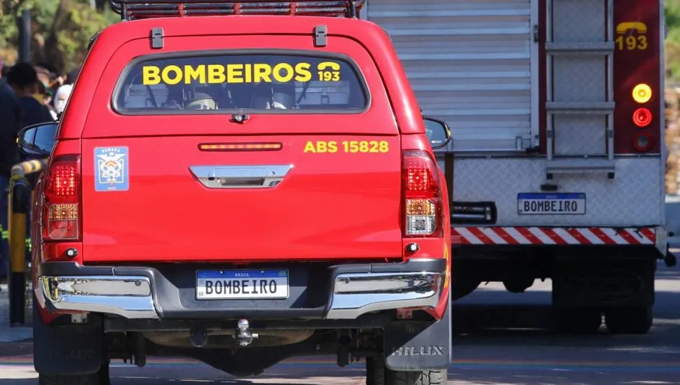 Imagem mostra duas viaturas do Corpo de Bombeiros do Paraná