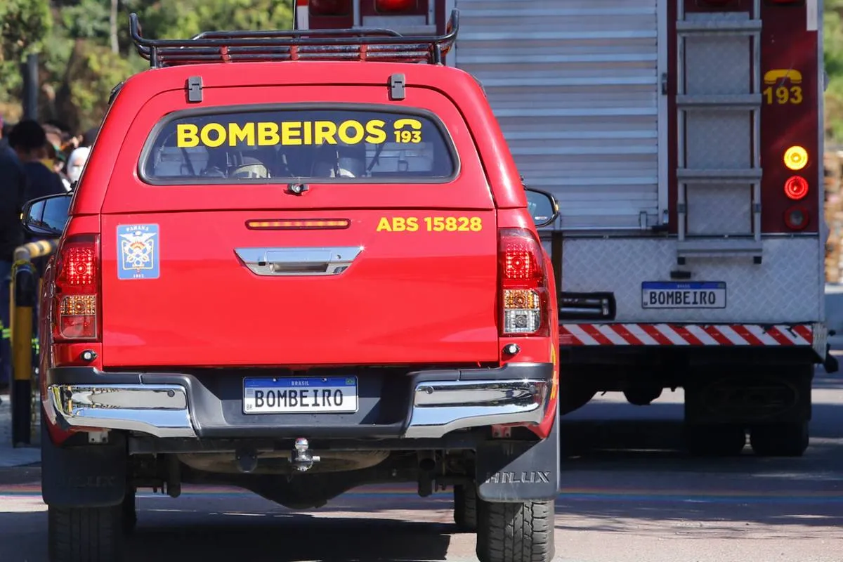 Imagem mostra duas viaturas do Corpo de Bombeiros do Paraná