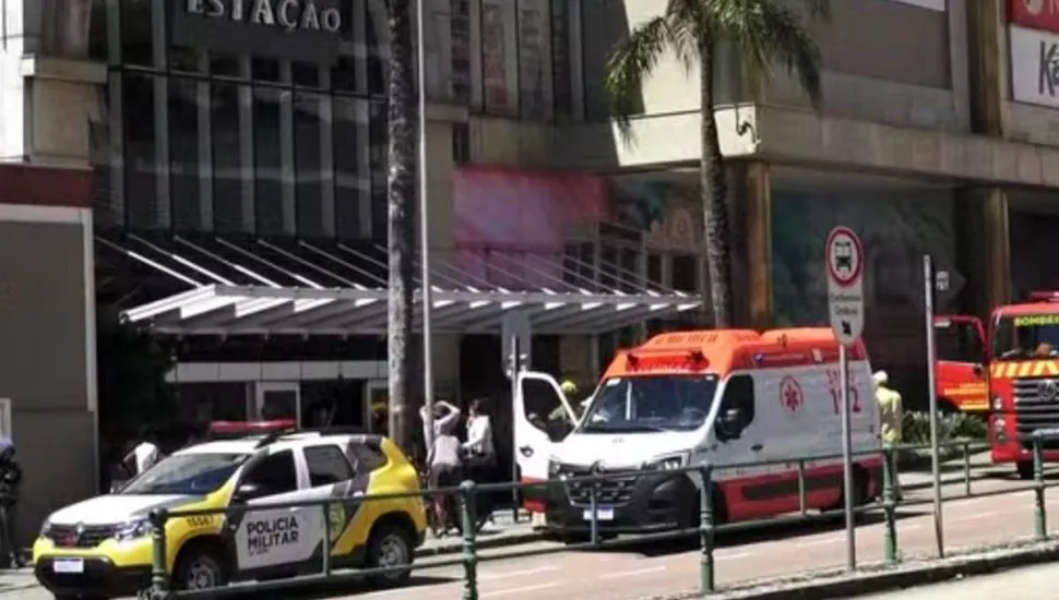 Imagem mostra a fachada do Shopping Estação com ambulâncias e viaturas dos Bombeiros.