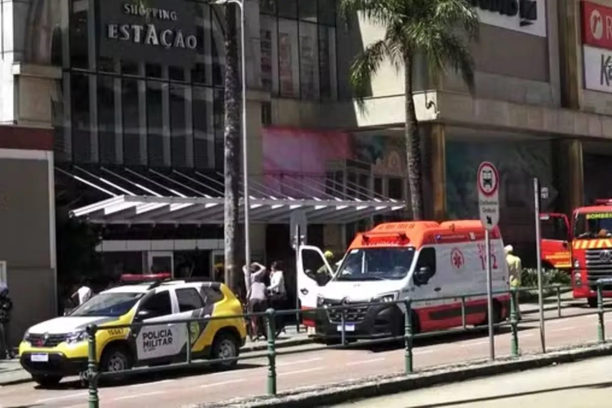 Imagem mostra a fachada do Shopping Estação com ambulâncias e viaturas dos Bombeiros.