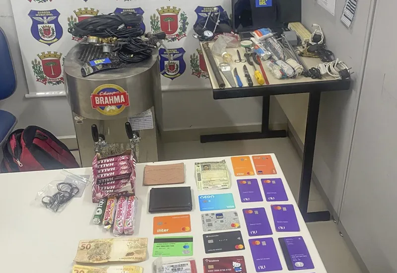 dinheiro, chopeira, cartões e outros itens encontrados com suspeito de furtar bar em Curitiba