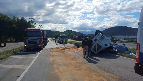 Carreta cheia de couro tomba e interdita parte da BR-277