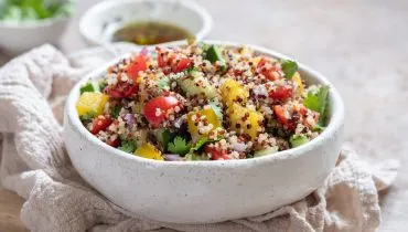 8 saladas ricas em proteínas magras para o jantar