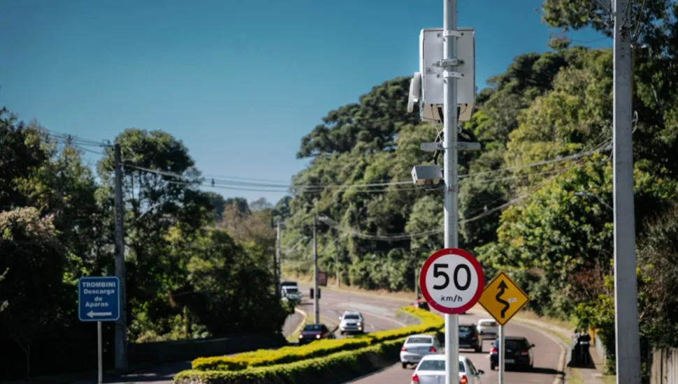 Rua em Curitiba com equipamento de monitoramento