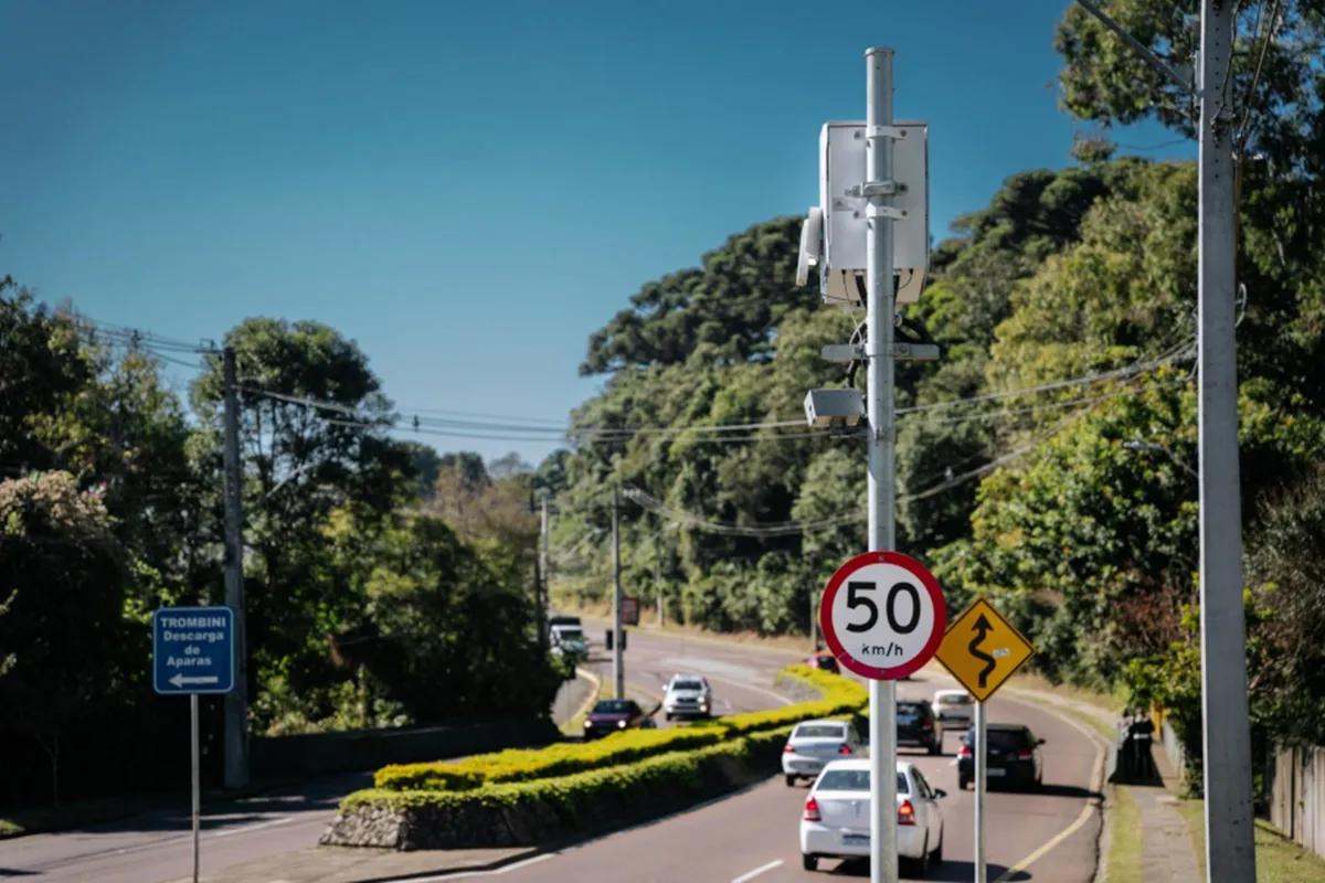 Rua em Curitiba com equipamento de monitoramento