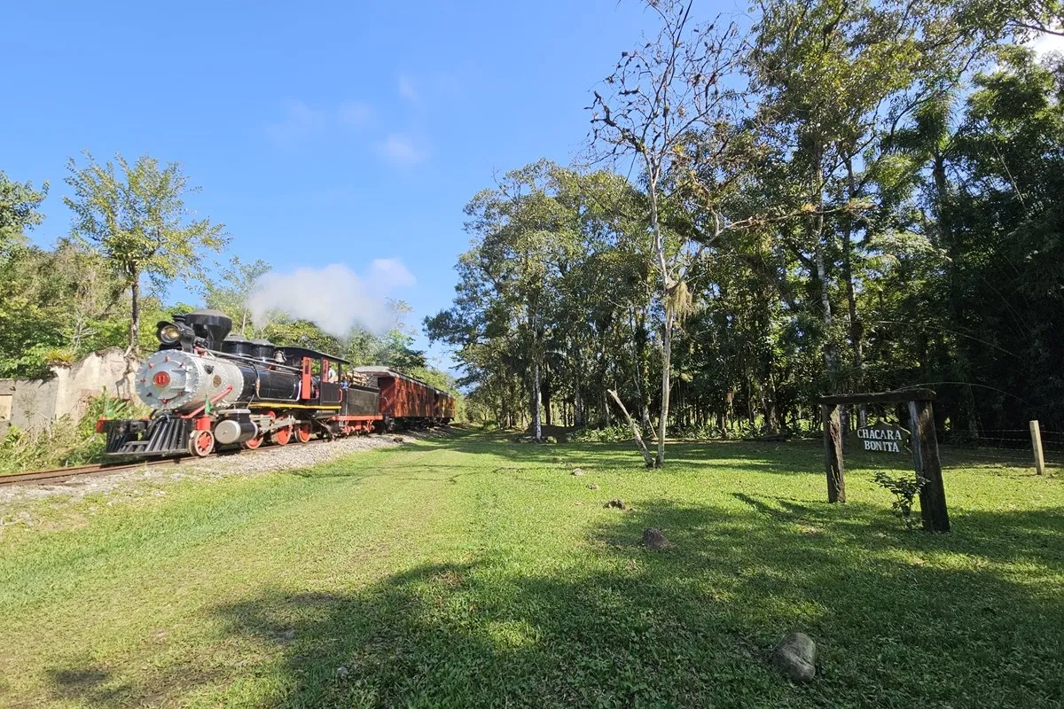 trem em morretes passando por chácara