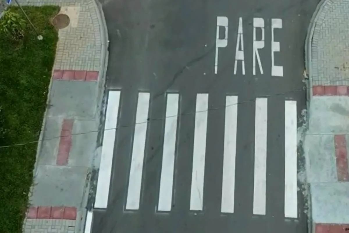 Imagem de drone mostra uma faixa de pedestres com a pintura errada em Colombo. O "Pare" está após a faixa de pedestres.