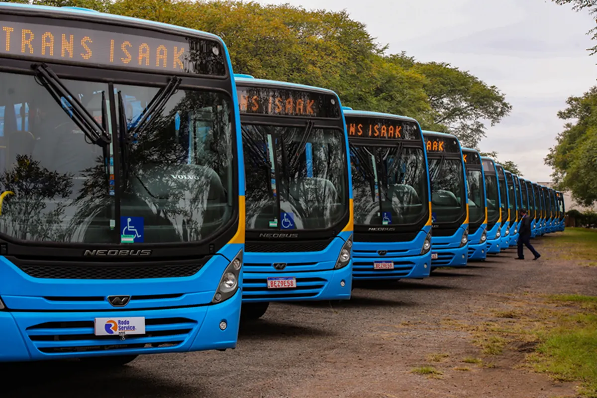 Diversos ônibus da Educação Especial estacionados