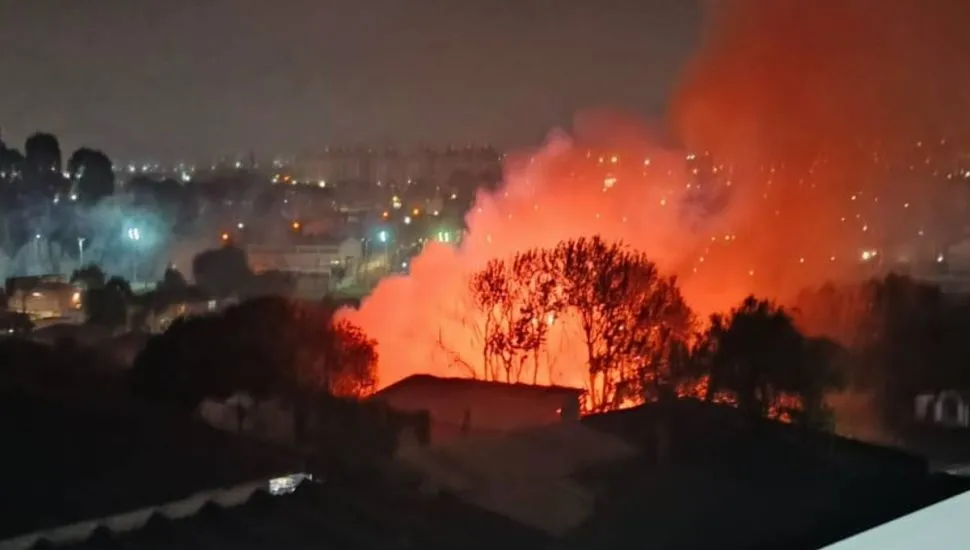 Imagem mostra um incêndio em Curitiba.