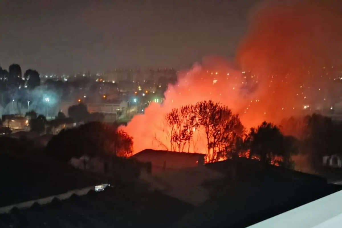 Imagem mostra um incêndio em Curitiba.