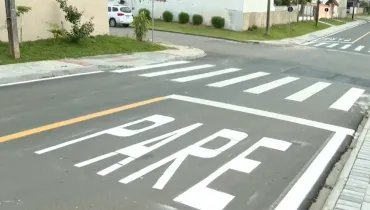 Sinalização é corrigida e 'pare' fica em local correto em rua na Grande Curitiba