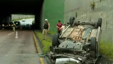 Bairro de Curitiba registra capotamento em viaduto da Linha Verde