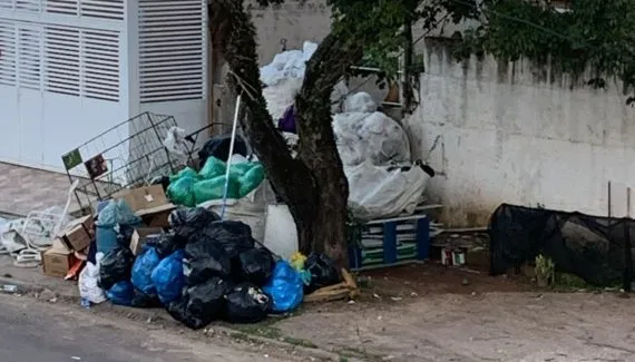 Falta de educação? Lixo em bairro de Curitiba estressa vizinhança