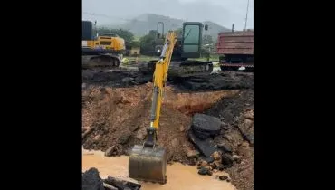 Cratera se abre em rodovia de SC após fortes chuvas na região