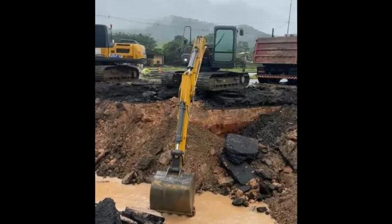 Cratera se abre em rodovia de SC após fortes chuvas na região