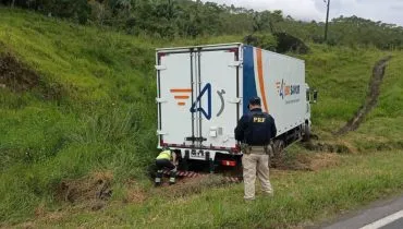 Policiais da PRF sofrem acidente durante ocorrência na RMC e vão parar no hospital