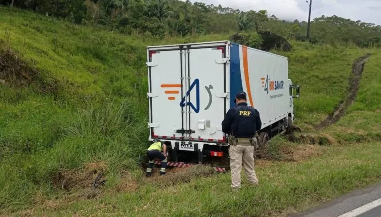 Imagem mostra um caminhão no canteiro de uma rodovia