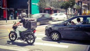 Muito cuidado ao atravessar este cruzamento de bairro nobre de Curitiba