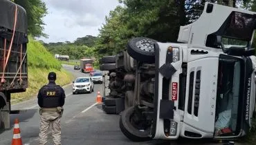 BR-376 completamente interditada após tombamento de caminhão