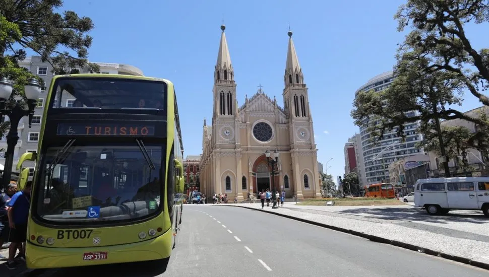 Centro de Curitiba, com Catedral e ônibus turismo