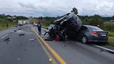 Carro capota sobre outro e motorista morre em rodovia de Curitiba