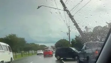 Avenida movimentadíssima de Curitiba tem faixa bloqueada após acidente