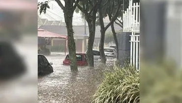 Chuva forte deixa bairros de São José dos Pinhais embaixo d'água