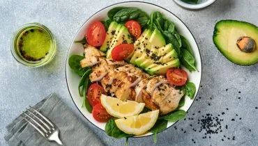 7 saladas proteicas e refrescantes para os dias quentes