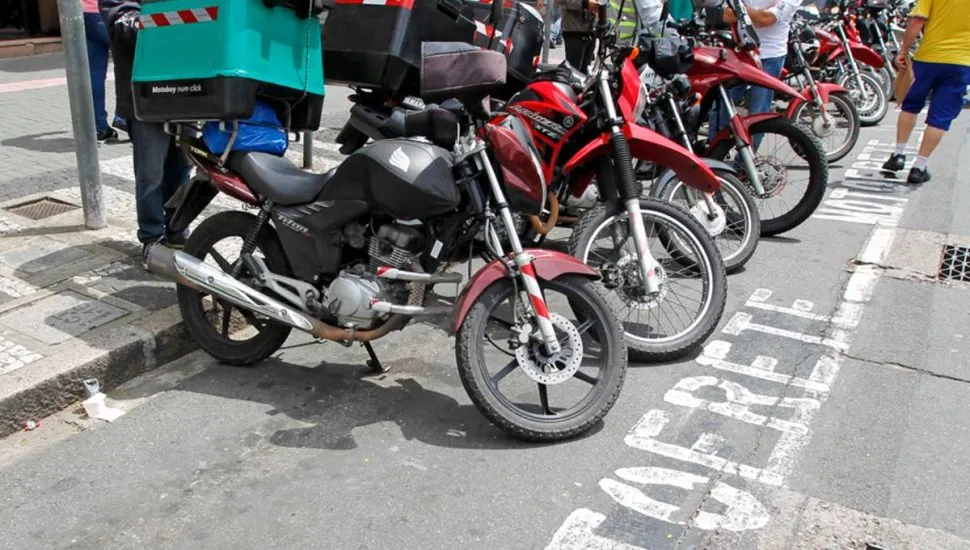 Imagem mostra motos estacionadas no Centro de Curitiba