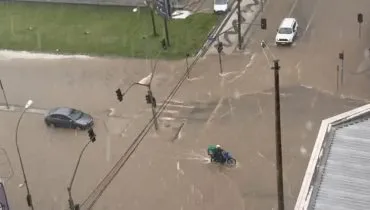 Chuva forte causa alagamentos por Curitiba; vídeos impressionam