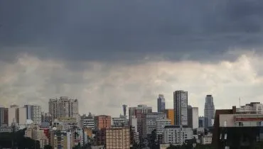 Chuva forte provoca alagamentos por Curitiba nesta terça-feira