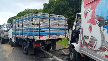 Acidente com cinco veículos deixa homem preso às ferragens no litoral