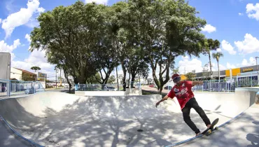 Pista de skate reformada em Curitiba vira point de campeões do esporte; veja fotos