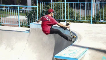 Pista de skate reformada em Curitiba vira point de campeões do esporte; veja fotos