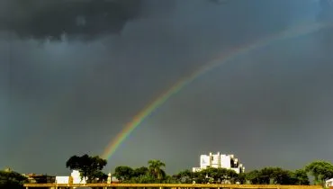 Chuva forte provoca alagamentos por Curitiba nesta terça-feira