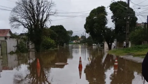 Chuva forte provoca alagamentos por Curitiba nesta terça-feira