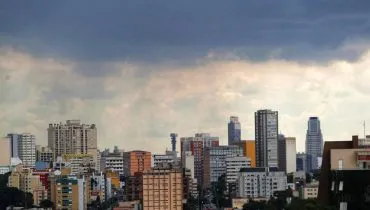 Chuva em Curitiba chega com intensidade após dias de calor intenso. Tempo vai mudar?