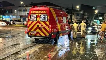 Bombeiros ficam ilhados durante salvamento em meio ao temporal em Curitiba