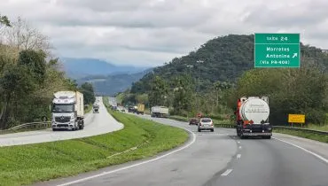 Garupa de moto morre em grave acidente na BR-277, no Litoral