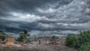 Curitiba soma mais um dia de chuva forte com estragos