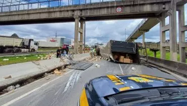 Contorno sul registra grave acidente com caminhão em curva perigosa