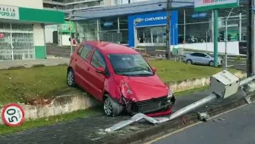 Motorista derruba radar após acidente em bairro de Curitiba